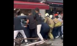 Kontrolden çıkan otomobil yayalara ve dükkana çarptı: 6 yaralı