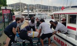Bodrum’da teknede düşen turist deniz ambulansıyla tahliye edildi