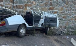 2 otomobil kafa kafaya çarpıştı: 1 ölü