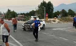 Son dakika: Cezaevi personelini taşıyan servis ile otomobil çarpıştı