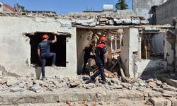 Yıkmaya çalıştığı ev üzerine çöktü: 1 yaralı