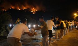 Fethiye'de alevlere karşı insan zinciri, şişelerle su taşıdılar