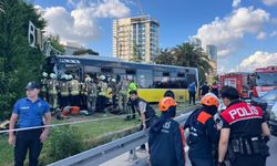Halk otobüsü site duvarına çarptı: Yaralılar var