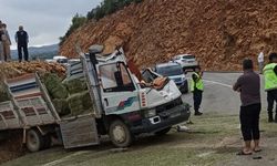 Yonca balyası yüklü kamyonet devrildi: 1 ölü, 1 yaralı