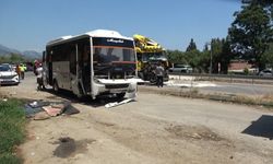 Yolcu indirmek için duran midibüse tır arkadan çarptı: 11 yaralı