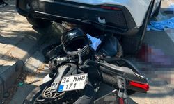 Park halindeki otomobile çarpan motosikletteki 2 kişi hayatını kaybetti