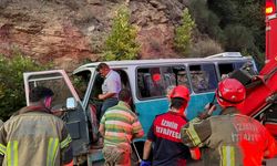 Tarım işçilerini taşıyan minibüs toprak zemine çarptı: 1 ölü, 8 yaralı
