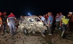 2 otomobilin kafa kafaya çarpıştı: 1 ölü, 1 yaralı
