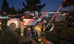Otomobilde sıkışanları itfaiye ekipleri kurtardı