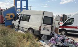 Minibüs ile hafif ticari araç çarpıştı: 7 yaralı