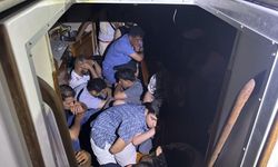 Yelkenli teknede 40 düzensiz göçmen ve 2 göçmen kaçakçısı yakalandı