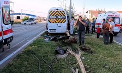 Sürücüsü rahatsızlanan servis minibüsü refüje çıktı: 6 yaralı