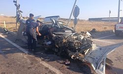 İkiye bölünen otomobilden sağ çıktı