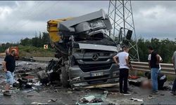 Çarpışan 2 tır adeta paramparça oldu