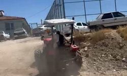 Tartıştığı kişilerin üzerine traktör sürdü