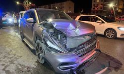 İki otomobil çarpıştı 2’si çocuk 6 kişi yaralandı