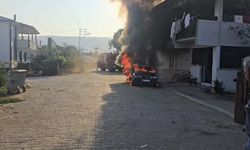 Yanan otomobilin alevleri balkondaki çamaşırları tutuşturdu