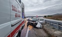 Otomobil bariyerlere çarptı: 5 yaralı