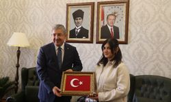 Yerde bulduğu Türk bayrağını kaldıran kurye valilikte ağırlandı