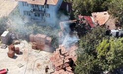 Bahçede temizlik için yaktığı ateş evini küle çevirdi