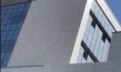 Alacağını tahsil edemeyince inşaatın çatısına çıktı