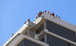 4 aydır ödemeleri yapılmayan inşaat işçileri çatıya çıktı