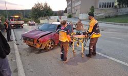 Kontrolden çıkan otomobil aydınlatma direğine çarptı, sürücü yaralandı