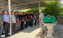Küçük kız göz yaşları içinde dualarla toprağa verildi