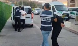 "Polis ve savcıyız" diyerek kandırdılar, altınlarla kaçarken yakalandılar