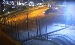 Kaldırımdan seken otomobil 1 metrelik duvarı aştı