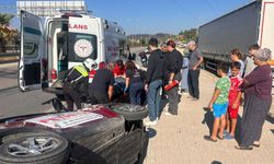 FETHİYE’DE ELEKTRİKLİ SINAV ARACI DEVRİLDİ: 2 YARALI