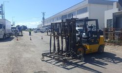 Forkliftin vinç demirine başını çarpan motosiklet sürücüsü hayatını kaybetti