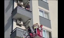 BÖCEKTEN KORKUP BALKON DUVARINA ÇIKTI: İTFAİYE KURTARDI
