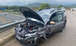 Kontrolden çıkan araç bariyerlere çarptı: 2 yaralı