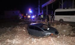 Otomobil inşaatın kazı alanına uçtu: 2 yaralı