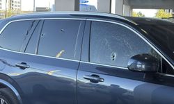 Kırmızı ışıkta duran otomobile silahlı saldırı: 2 yaralı