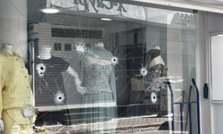 İş yerine silahlı saldırı: Cama 9 kurşun isabet etti