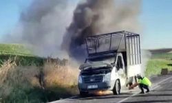 Seyir halindeki kamyonet küle döndü