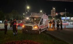 Ambulans ile otomobil çarpıştı: 6 yaralı