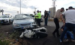 Motosiklet ile otomobil çarpıştı: 1'i ağır 2 yaralı