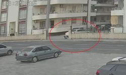 Oyun oynarken geri manevra yapan otomobilin altında kaldı