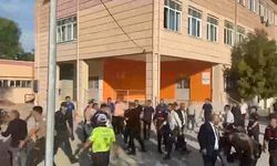 Veliler silah seslerinin yükseldiği okula akın etti