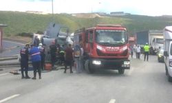 Beton mikseri devrildi, araçta sıkışan sürücü yaralandı
