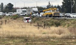 Kazaya karışan minibüs tarlaya uçtu, 1 kişi yaralandı