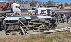Yolcu minibüsü direği devirdi yan yattı: 1 bebek 2 çocuk yaralandı