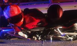 Motosiklet bariyere çarptı: 2 kişi yaralandı