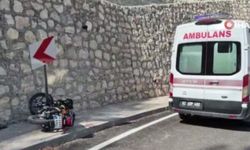 Motosiklet önce yön levhasına, sonra duvara çarptı: 1 ağır yaralı