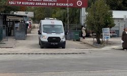 Motosiklet 2 otomobille çarpıştı: 1 ölü, 1'i çocuk 2 yaralı