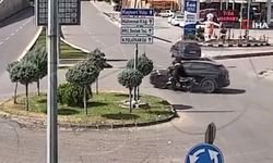 Otomobil ile motosikletin çarpıştığı an kamerada: Sürücü böyle savruldu