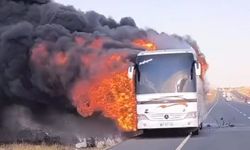 Seyir halindeki yolcu otobüsü alevlere teslim oldu